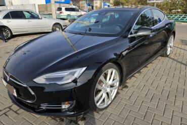 Tesla: Tesla Model S: 2016 г., Электромобиль, Хэтчбэк — 1