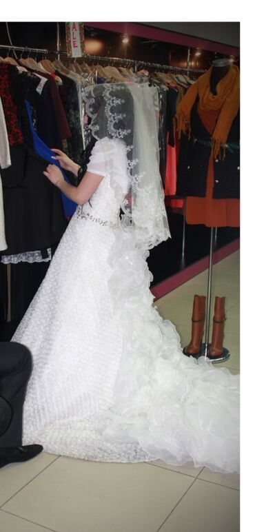 простые свадебные платья: Продаю свадебное платье со шлейфом размер регулируется