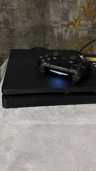 PS4 (Sony Playstation 4): Ps 4 slim 500gb 3 eded joystik online,offline oynamaq olur icinde