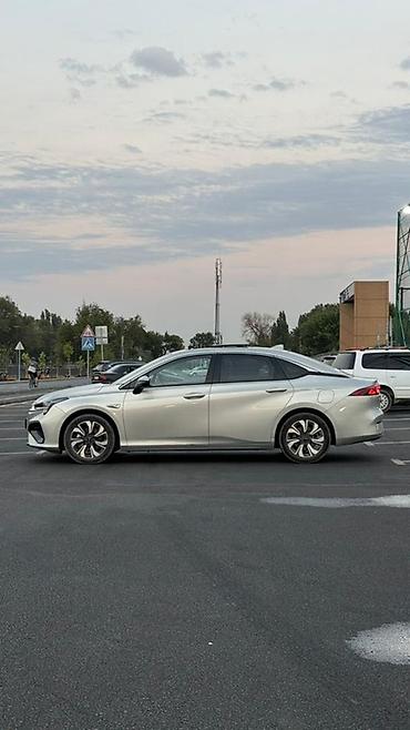 jac s7: Электрический седан GAC AION S MEI 5830 серебристом цвете, оснащенный — 2