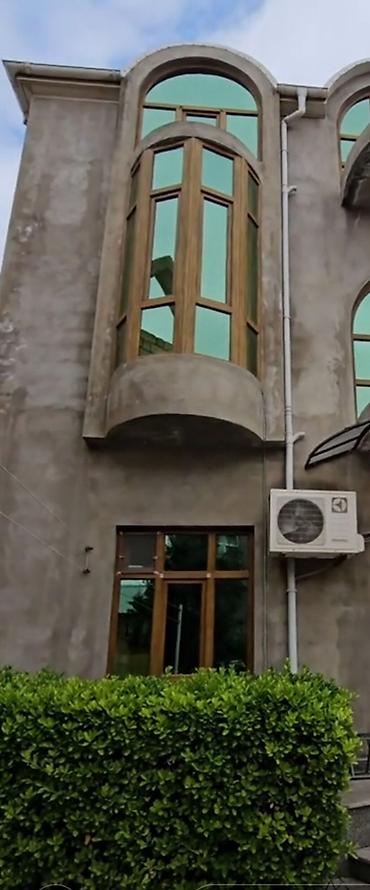 Satılır: 3 mərtəbəli, müasir üslubda tikilmiş fərdi yaşayış evi -
