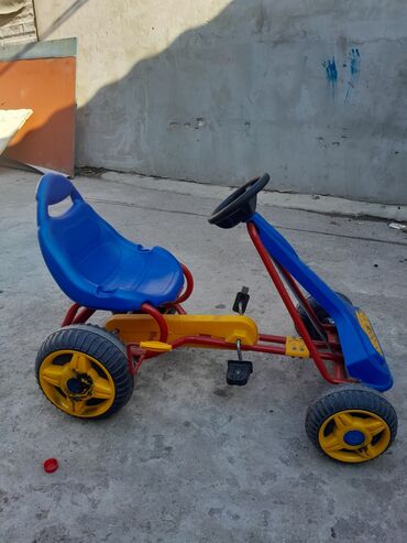 Mavi, qırmızı və sarı rənglərdə olan bu uşaq pedal qoqartı ilə uşaqlar