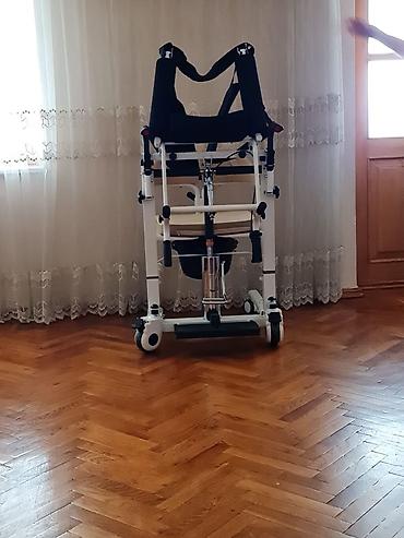 Xəstələr üçün unitazlar: Ev tipli xəstə köçürmə və sanitar funksiyalı qoltuqlu lift arabası - — 4