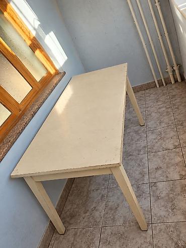 Düzbucaqlı mətbəx stolu Krem rəngli düzbucaqlı stol satılır