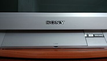 нерабочий ноутбук: Телевизор Sony с ЭЛТ-экраном, выполненный в серебристом корпусе