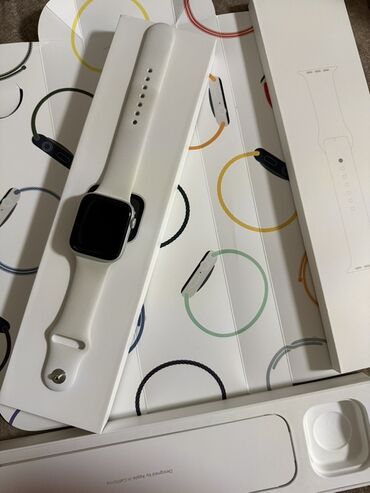 Apple Watch: Умные часы Apple Watch SE с серебристым алюминиевым корпусом 44 мм. В