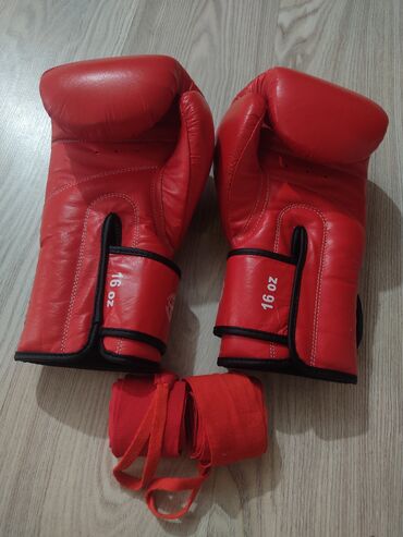 бексерские перчатки: 🥊🥊Новые боксерские перчатки, 16унций!!! бинты в подарок. Не пахнут