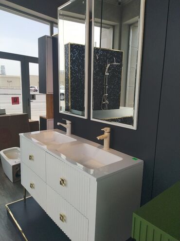 bacoklar: Ağ rəngdə, iki quraşdırılmış lavabo və dörd siyirtməli vanna otağı
