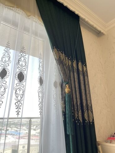 uşaq otağı üçün pərdələr: Bu dəst tünd yaşıl rəngdə iki qat pərdələrdən ibarətdir, hər bir qatın