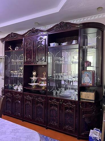 Шкафтар: Классическая стенка-витрина для гостиной из массива/МДФ с богатой — 5