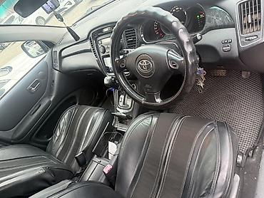 Другие автомобили: Внедорожник/кроссовер черного цвета. Кузов 5‑дверный, на крыше — 8