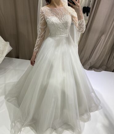 свадебное платье и костюм: Продаю свадебное платье 3000 сом на 44 размер