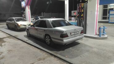 старый авто: Mercedes-Benz E 220: 1994 г., 2.2 л, Механика, Бензин, Седан