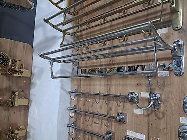 hamam ucun rəf: Divar quraşdırılan metal dəsmal rəfi, hamamda dəsmal və digər əşyaları — 1