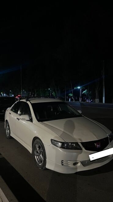 полировачный машина: Белый седан Honda Accord с аэродинамическим обвесом и багажником на