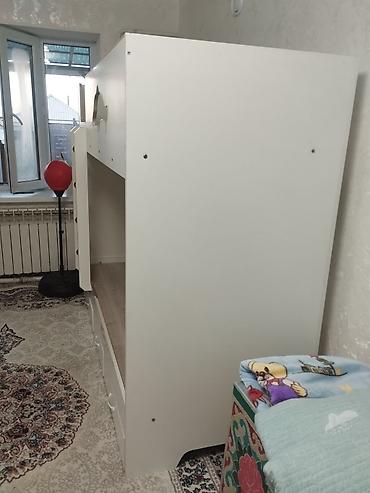 столов для гостинной: Двухъярусная детская кровать из ЛДСП, белого цвета. Особенности: - — 2