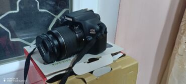 Fotokameralar: Qara rəngdə olan Canon EOS 4000D rəqəmsal SLR kamera. Bu, fotoqrafiya