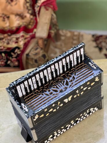 Pianolar: Akustik Akkordeon, İşlənmiş, Ünvandan götürmə