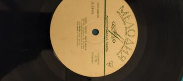 Vinil vallar: Vinil plastinkalar satılır. Bir ədədi 20 manat — 24