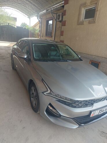 машина кейж: Элегантный седан Kia K5 серого цвета, идеально подходящий для