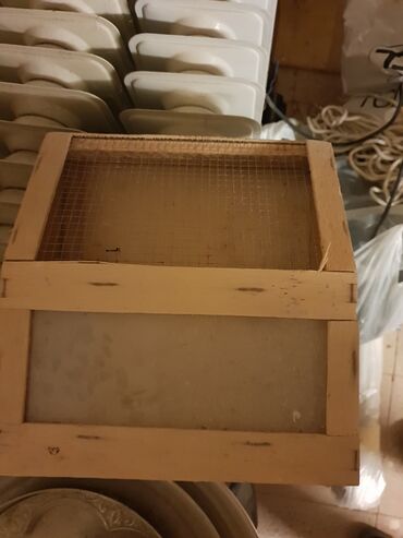 Digər mətbəx aksesuarları: Quş evi.Bu, taxta çərçivədən və metal torlu paneldən ibarət olan əl