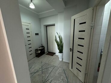 срочно продаётся 1 комнатная квартира в районе ошского рынка по улице молодая гвардия токтогула: 1 комната, 49 м², Элитка, 8 этаж, Евроремонт