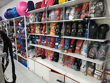 спортсмены: Большой ассортимент боксерских экипировка в спортивном магазине — 3
