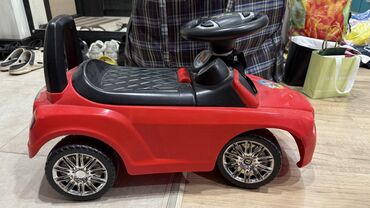 Игрушки: Машинка руль сломан, колеса работают