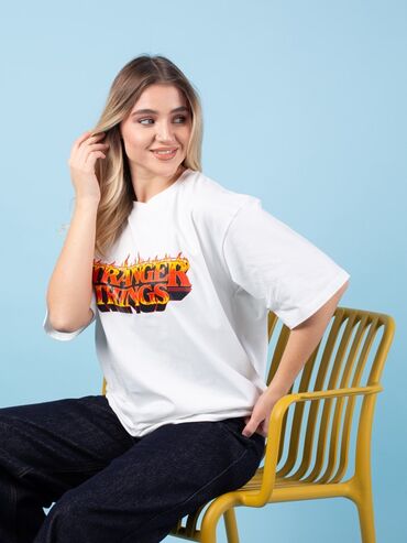 Футболки: Футболка унисекс Stranger Things, белая - Принт спереди: крупный — 1