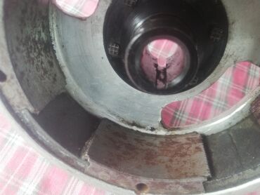 Ostali motocikli i skuteri: Beli magnet za t11 
Za osovinu radilice 10 mm
Cena fixsna 
Ispravano  — 10