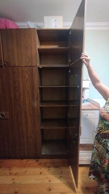 desmalar: Üç bölməli taxta paltar dolabı - Material: qəhvəyi ağac teksturalı — 3