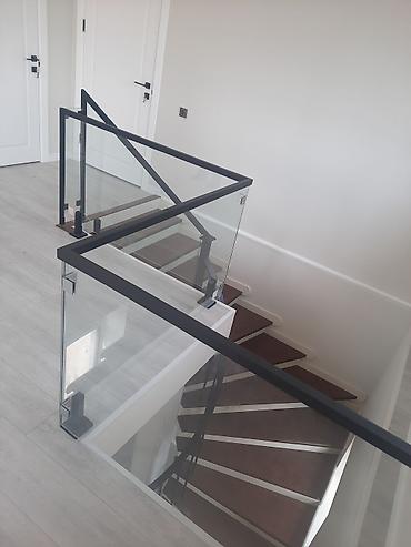 Изготовление перил: Элегантная винтовая лестница с перилами, выполненными из комбинации — 4