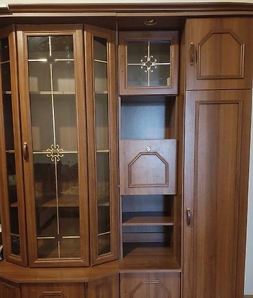 t frez: Çox keyfiyyətli, ağır və möhkəm materialdan yığılmış divar mebelidir — 1
