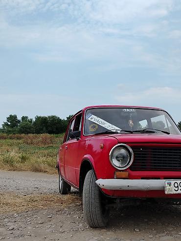 ВАЗ (ЛАДА): VAZ 2101, qırmızı rəng, sedan kuzov, 4 qapı. Xüsusiyyətlər: - Arxa — 10