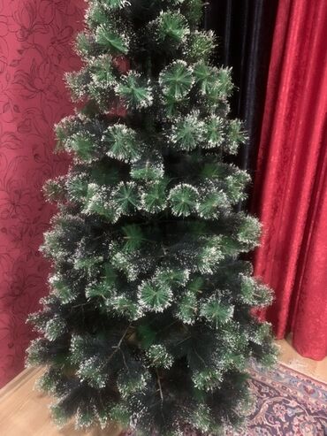 Yeni il ağacları: Hündürlüyü 2 m10 sm Eni 1 m 10 sm Süslənməyə hazır, qarlı effektli — 3