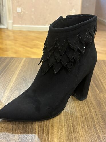 Босоножки, сандалии, шлепанцы: Qadınlar üçün qara rəngli dəbli bot Razmer-39 - Material: zərif süet