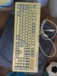 Masaüstü kompüterlər və iş stansiyaları: Köhnə Sony komputer və hissələri. sistem bloku, disketler, kalonka — 10