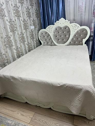 двухспальный диван: Двуспальная кровать в классическом стиле с эффектным декоративным — 1