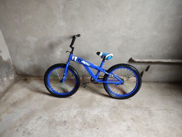 velosiped ot 3 do 6 let: Продается велосипед: синего окраса, детский, спортивный, компании