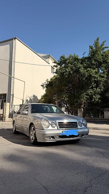 Mercedes-Benz E‑Class sedan (W210), gümüş rəng. - Kuzov: sedan