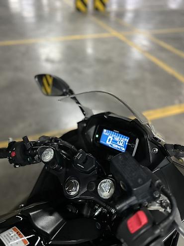 скорост: Продаю SUZUKI GSX250R г.в.: 11.2021 пробег: 8.400 км — 2