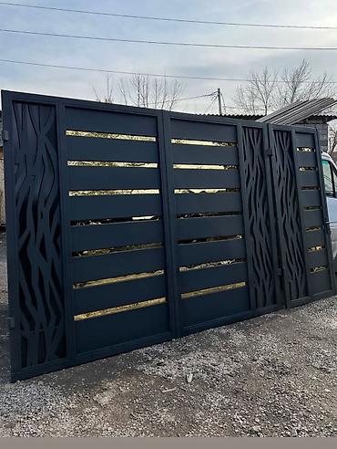 Распашные ворота: Металлические распашные ворота с калиткой (модульные панели) - — 111
