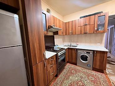 tel masa: Mətbəx mebel dəsti – L formalı, ağ iş masası və qoz rəngli fasadlar - — 2