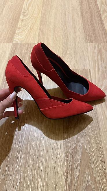 Tuflilər: Bershka qadın tuflisi - Model: Klassik “stiletto” topuqlu - Rəng — 1