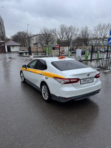 срочно срочно продаю машина: Белый седан Toyota Camry, оборудованный для работы в такси, с