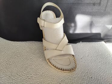 обувь белая: Босоножки (кожа), хорошее состояние, размер 39,цена 400 сом