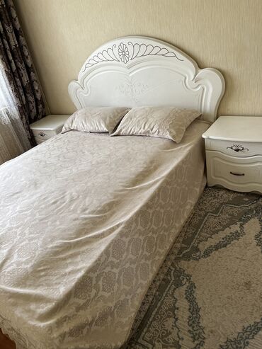 белая кровать: Спальный гарнитур, Двуспальная кровать, Комод, цвет - Белый, Б/у