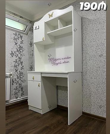 Ağ rəngdə funksional yazı/stolüstü modullu iş masası - Üst hissədə