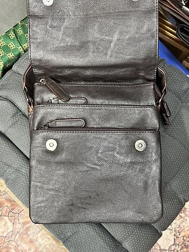 sling bag: Сумка через плечо из натуральной кожи, темно‑коричневая. - Формат — 2