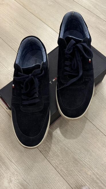 бензиновая зажигалка: Мужские кеды Tommy Hilfiger, размер 43 (EU). - Цвет: темно-синий -